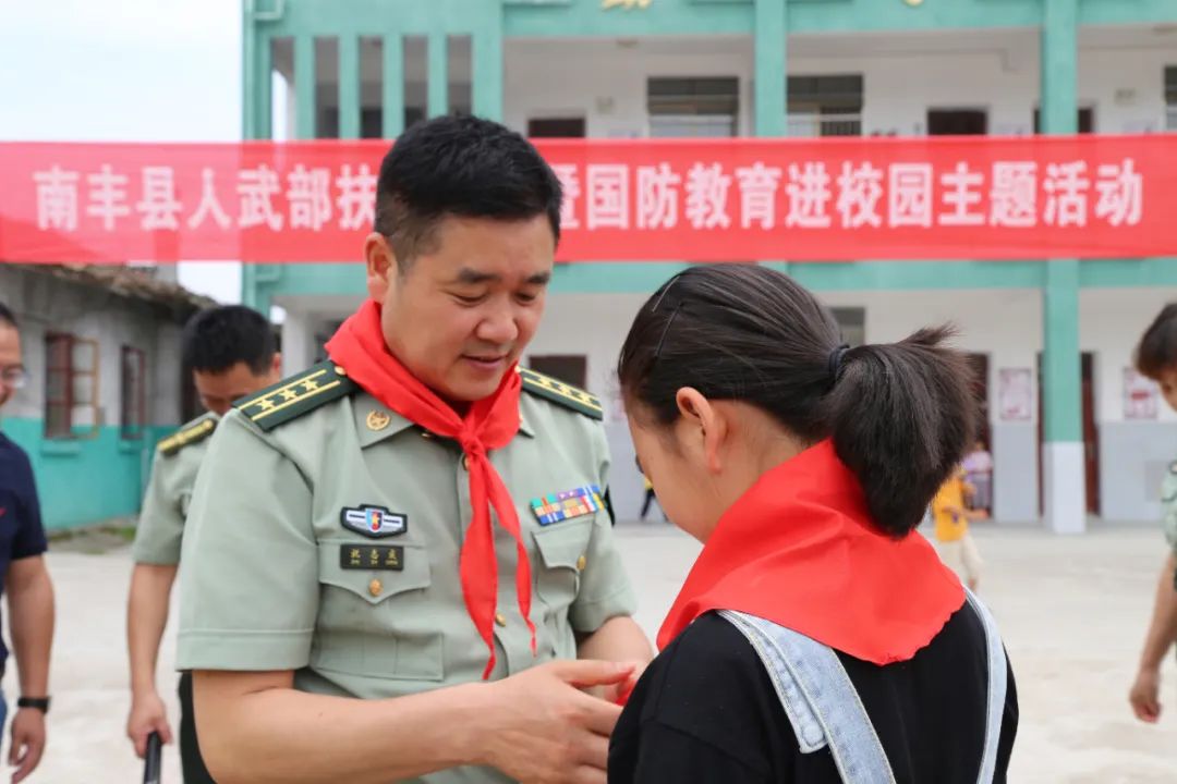 "六一"前夕,县人武部政委祝志成率人武部官兵来到紫霄镇中心小学,开展