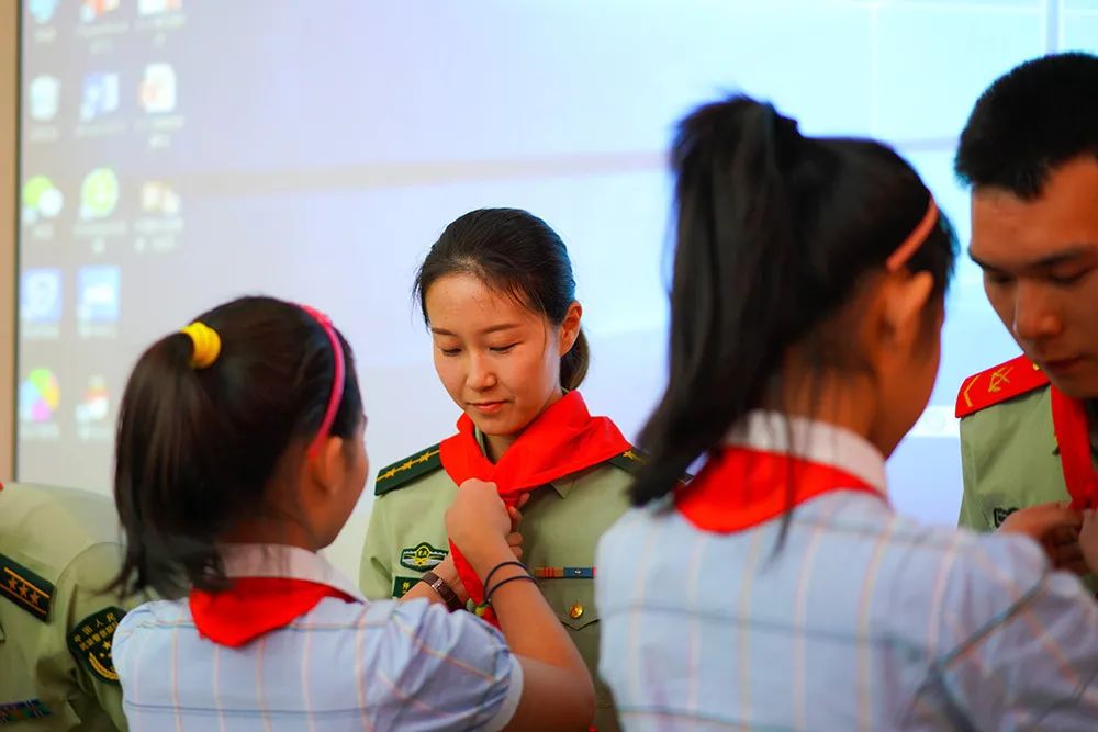 当橄榄绿遇到红领巾这样的六一更有意义