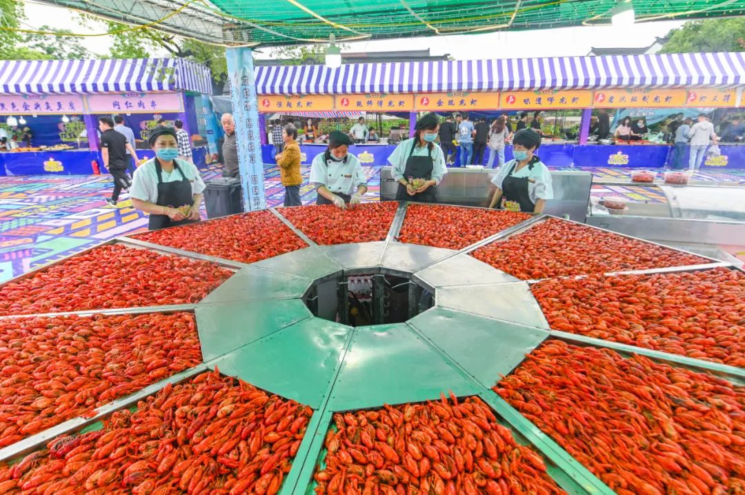 据了解,今年石淙花海龙虾节将持续30天,以龙虾狂欢节为契机,音乐盛典