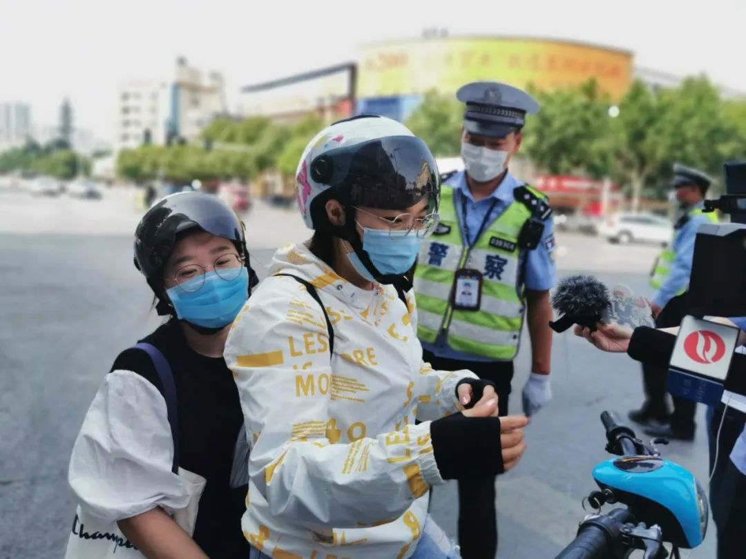 不少电动车驾驶人 都能自觉佩戴安全头盔