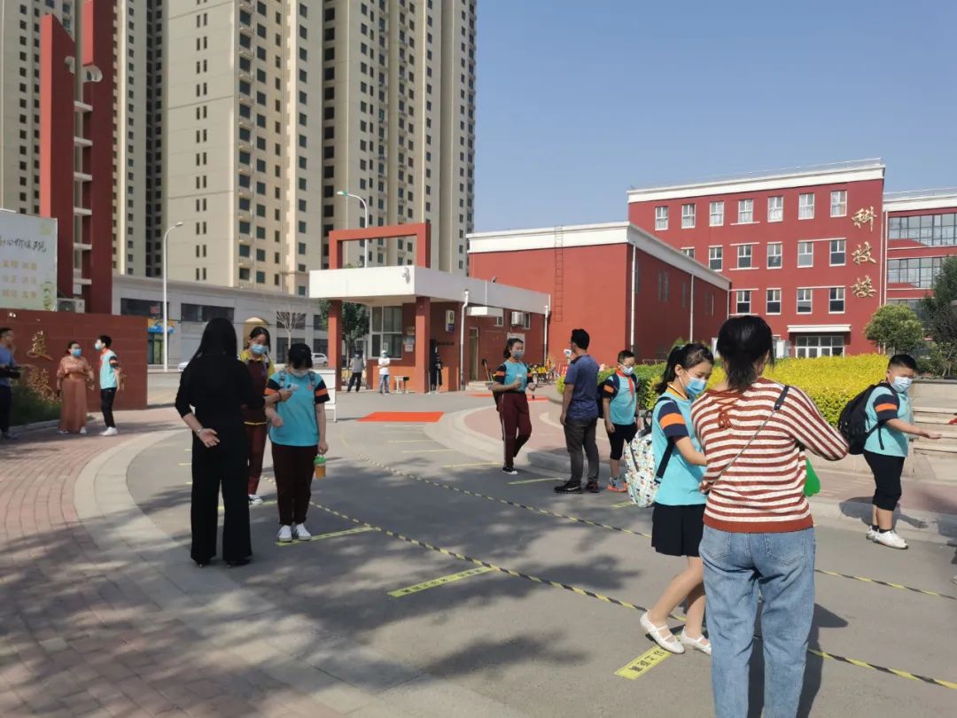 清晨,清河湾学校和实验小学门口秩序井然,老师们早已到位,按照各自的