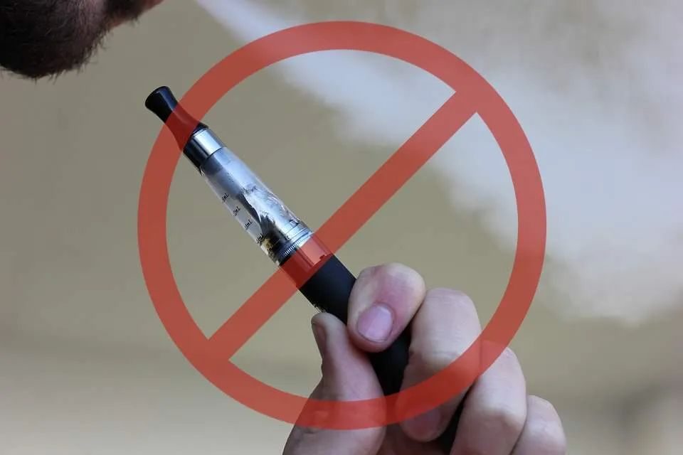 抽电子烟不会上瘾有助于戒烟事实果真如此吗记者实探