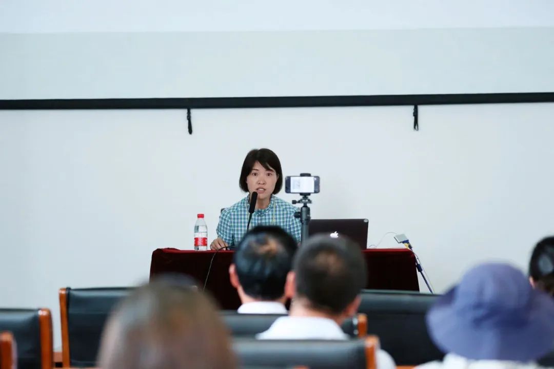 及花菖蒲赏析活动,该讲座由毕庆泗副园长主持,科研中心肖月娥博士主讲