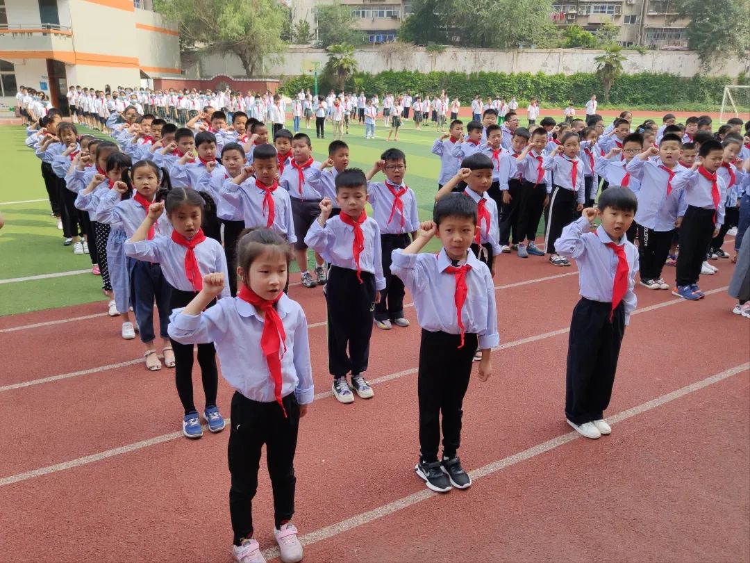 徐州市八里中心小学校六月一日清晨,八里小学1075名少先队员在操场上