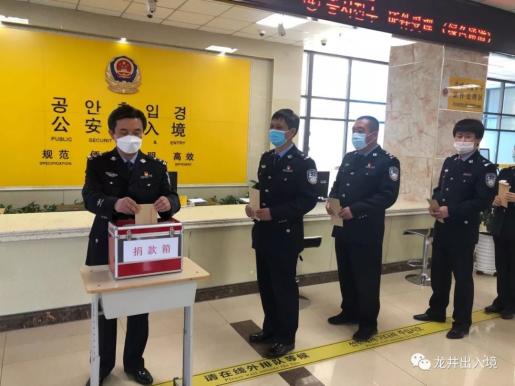 龙井出入境开展 大手牵小手 用爱心传递温暖 迎六一送温暖 活动