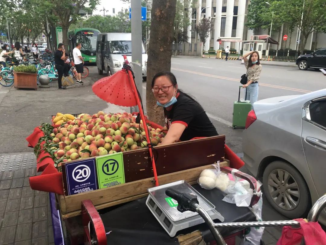 摆摊卖水果，用两个简单方法，顾客就围上来_哔哩哔哩_bilibili
