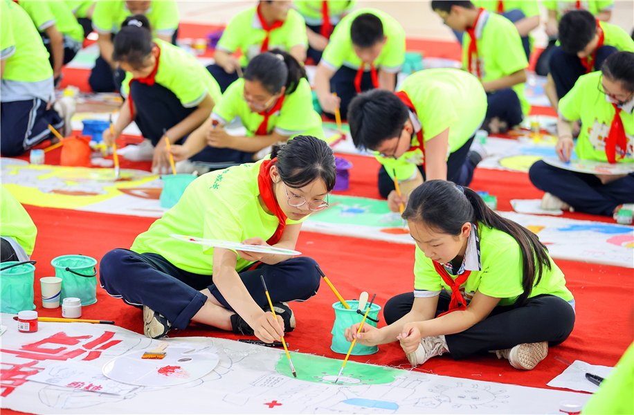 靖江市启动"童"字系列美育活动 156名中小学生共绘百米长卷