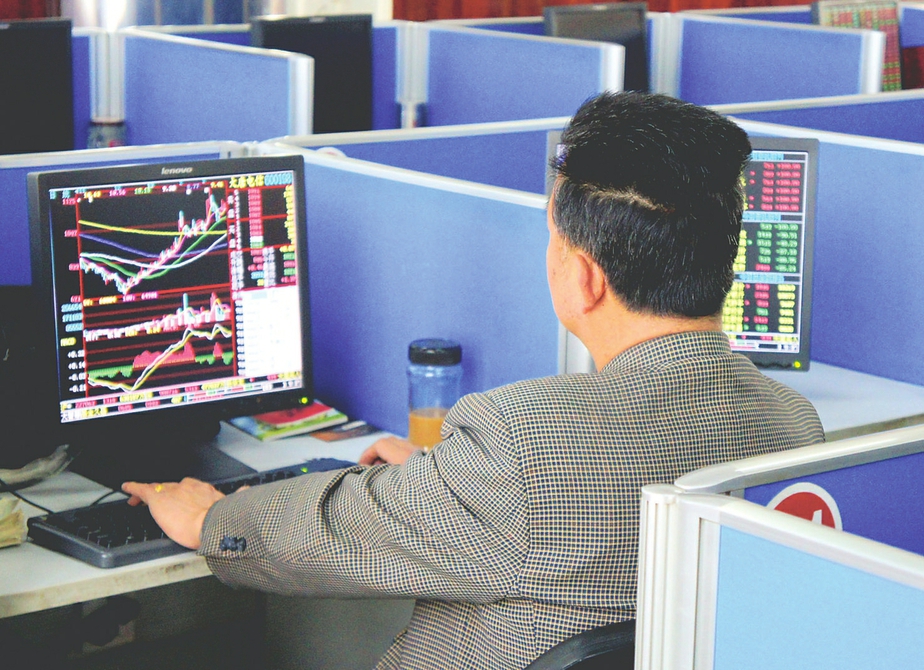 图为股民观看大盘走势.山西经济日报记者王昕 摄