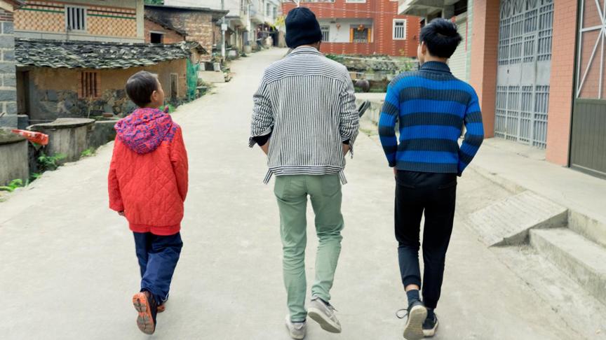 父子三人的背影 | 作者图来的前一天,陆风刚找合伙人谈过,两人物色了