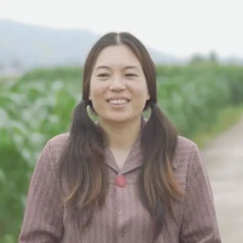 彭小英 小英夫妇一起学舞,练舞,慢慢地,丈夫范得多也咂摸出了跳舞的