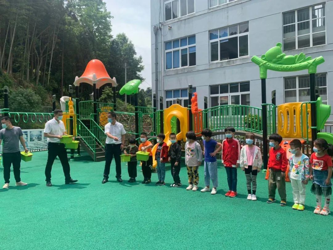 小学开展庆"六一"留守儿童慰问13茗岙乡茗岙乡为留守困境儿童送温暖14