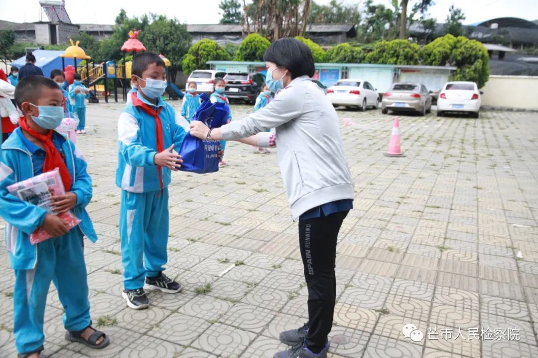 点燃一个小梦想,这是芒市检察院在梁子街小学开展的第二个"六一"圆梦