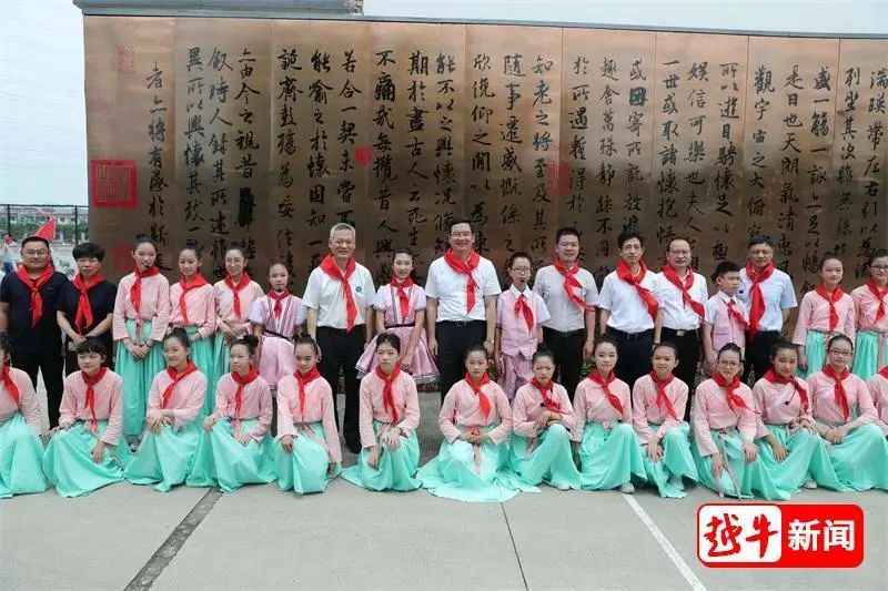 在兰亭街道中心小学,盛阅春认真欣赏孩子们的书法作品,来到课堂上与