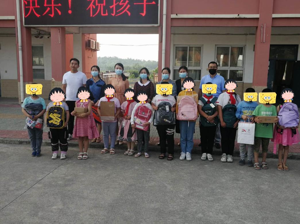和县林海集团联手石杨镇绰庙中心小学,总经理马丽亲自为学校的6名贫困