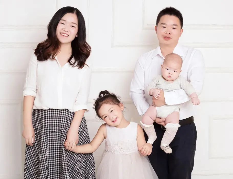 女儿(5个月)投资事业部石赜(32岁),女儿(6岁)北京公司丁伟(28岁),儿子