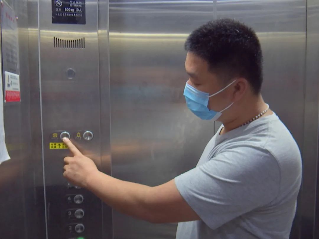 事发和兴家园我市一居民在电梯内被困