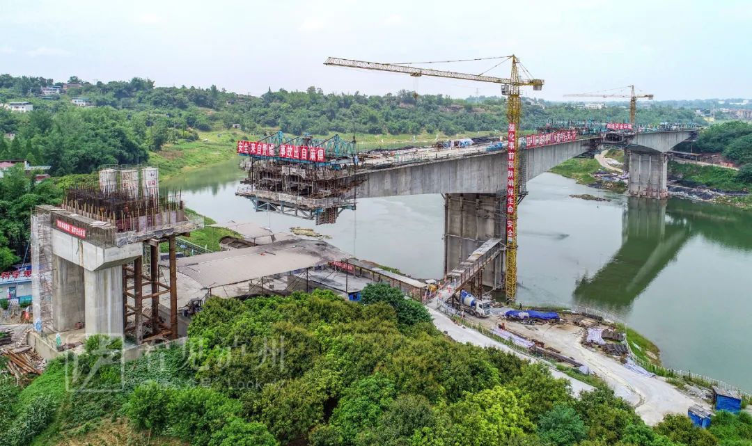 两边同时施工泸州胡市沱江大桥预计8月实现中跨合龙