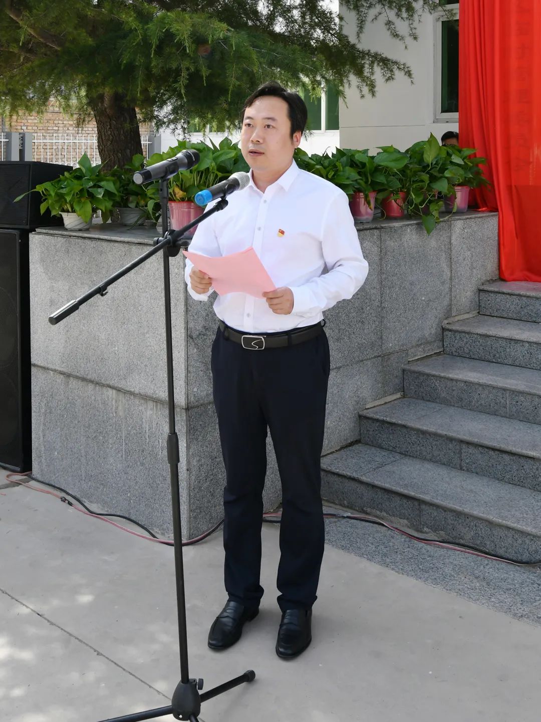 揭牌仪式由政府县长杨跃峰主持,县委副书记徐同柱宣读