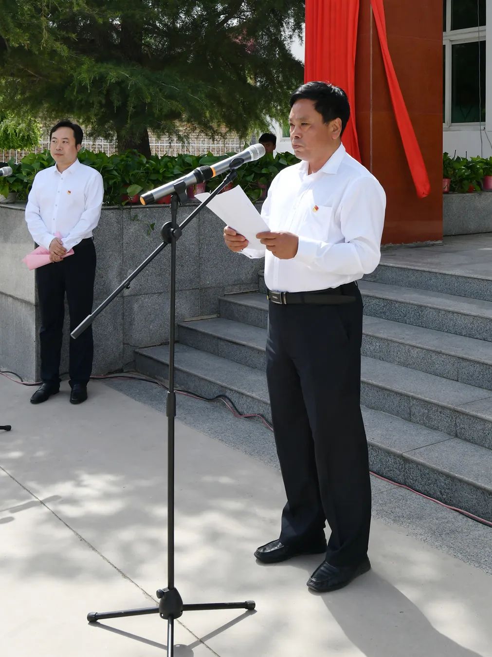 雄县服务雄安高铁枢纽片区临时党工委管委会挂牌成立