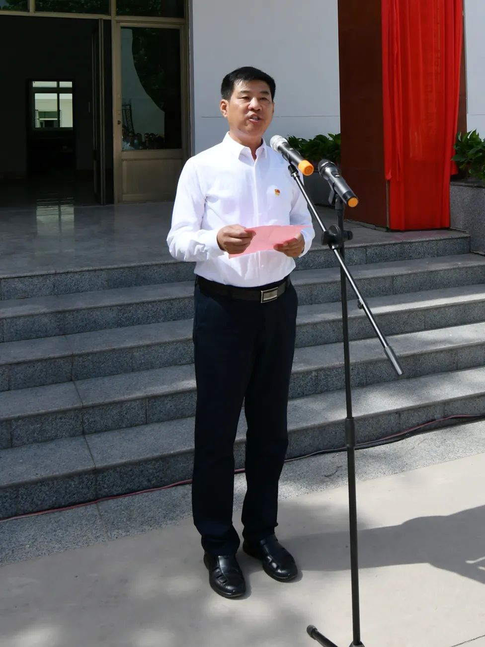 雄县服务雄安高铁枢纽片区临时党工委管委会挂牌成立