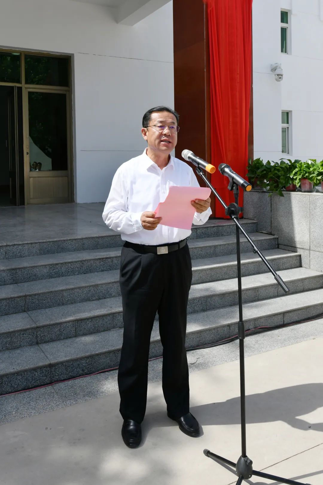 雄县服务雄安高铁枢纽片区临时党工委管委会挂牌成立