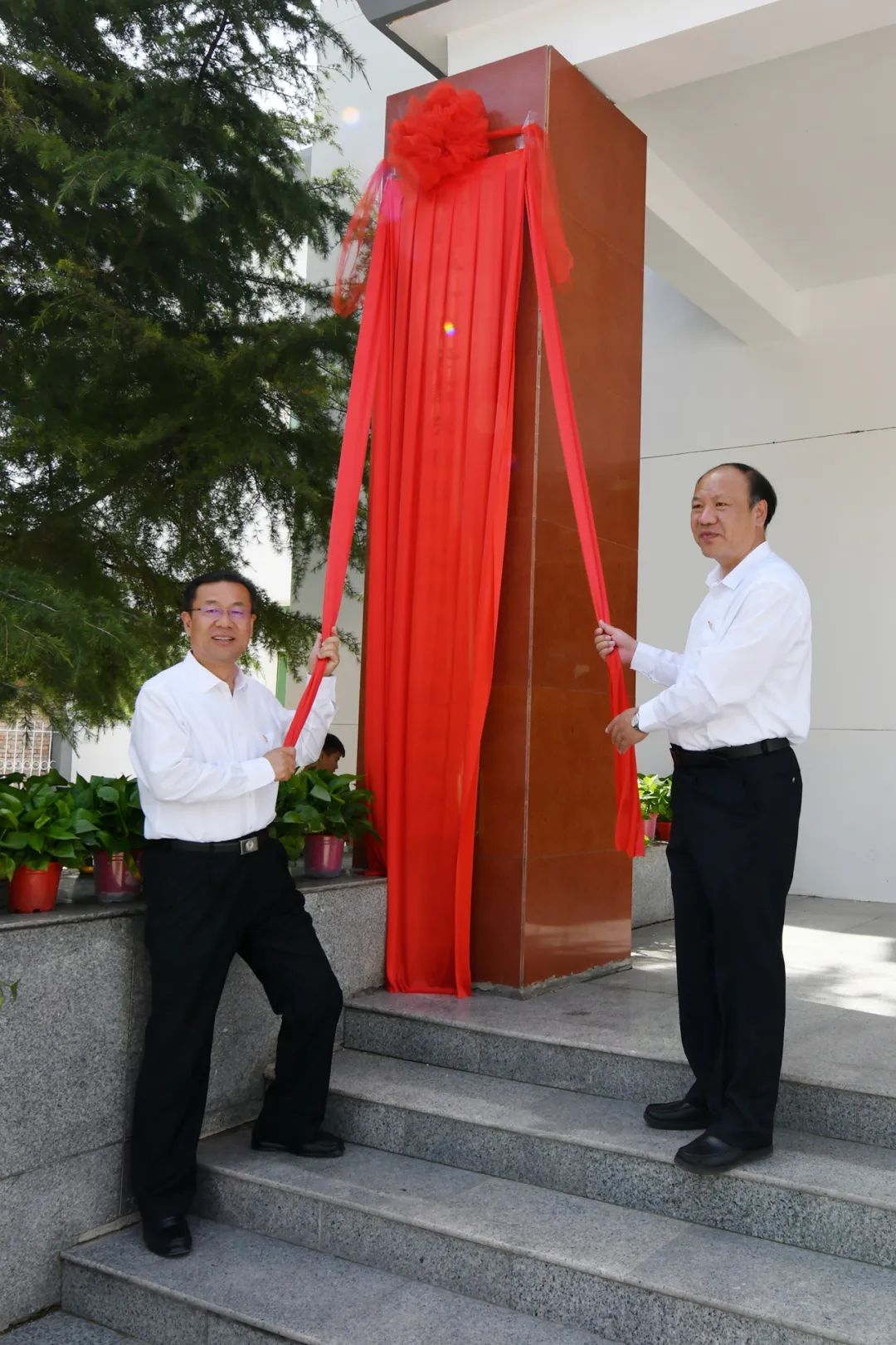 雄县服务雄安高铁枢纽片区临时党工委管委会挂牌成立