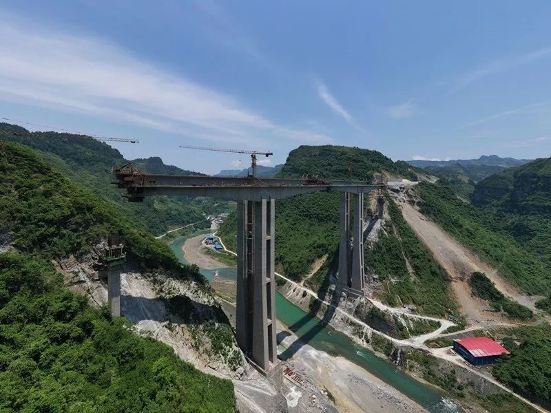石黔高速公路郁江河特大桥起于利川,横跨郁江河,全桥长左线全长577