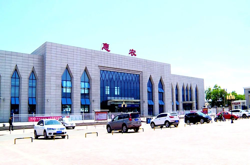 5月25日18时09分,从兰州西开往天津的k886次列车到达惠农车站,一位