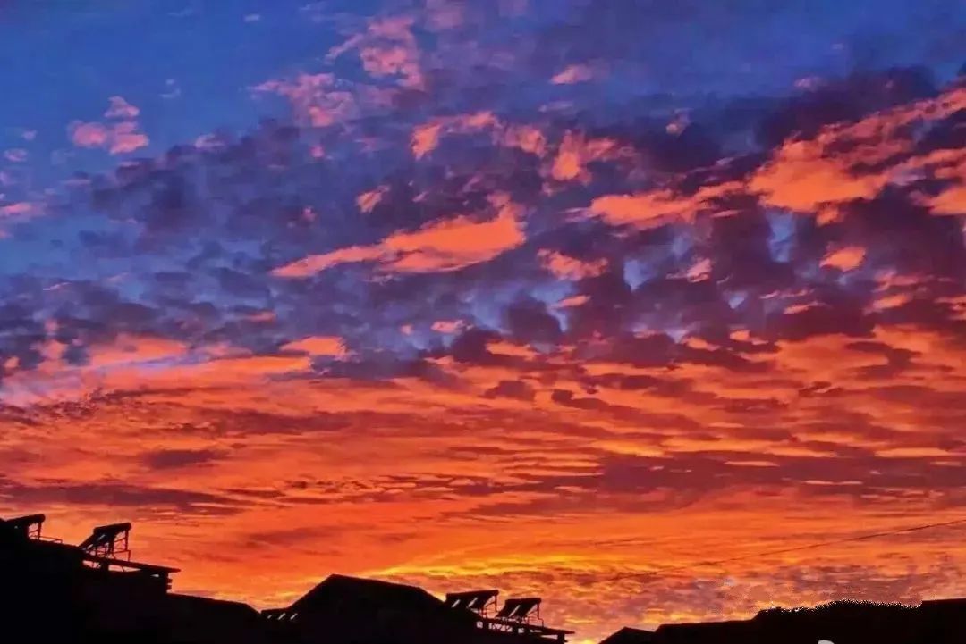 红彤彤的似火,美轮美奂晚霞漫天,变幻无穷天象奇观"火烧云"嘉峪关城乡