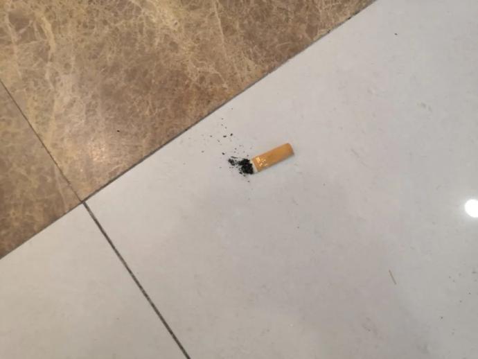 6月2日上午,记者在超市门口的人行道上细细搜罗了一圈,捡到25个烟头