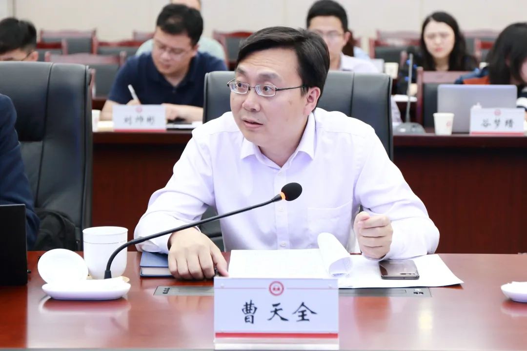 泸州中院民二庭曹天全法官向与会同志交流了泸天化上市公司破产重整