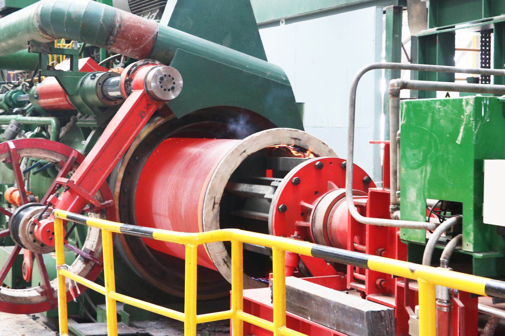 8:04分开始浇注,8:08分随着第一支dn1000规格离心球墨铸铁管从崭新的