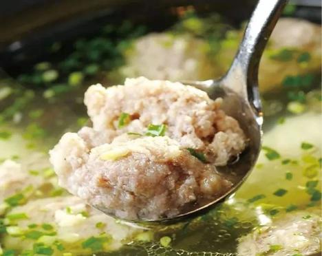 银鱼养生肉丸汤在这个快节奏的年代还能吃到手工剁肉做出来的丸子也是