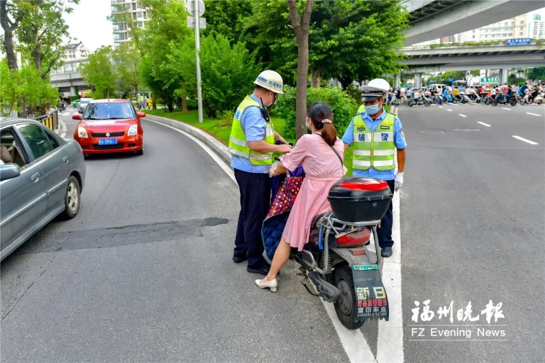 假的電動自行車行駛證這行駛證乍一看好像沒啥問題再仔細看看——2月