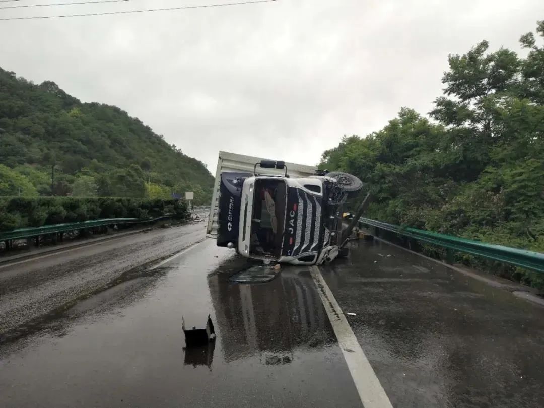 g22青兰高速泾川段发生一起货车碰撞中央护栏翻滚对向车道的单方事故