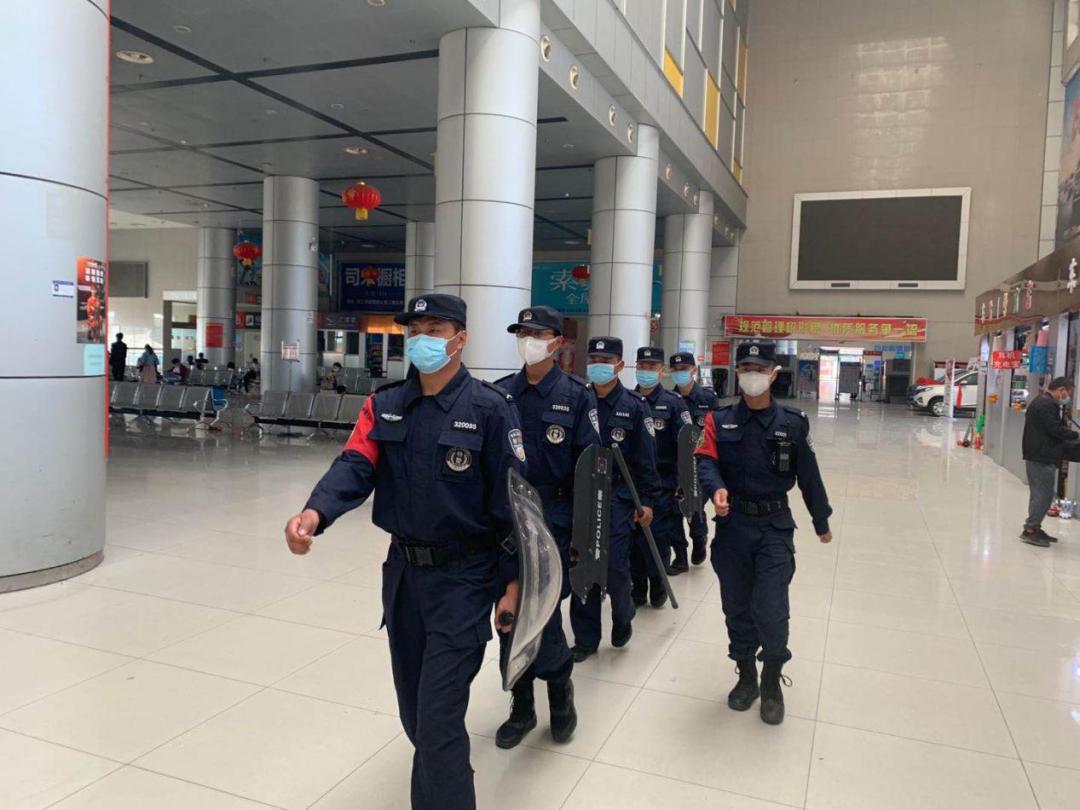 驻守在繁华区域的特警队员,潜伏在茫茫人海中的便衣警察