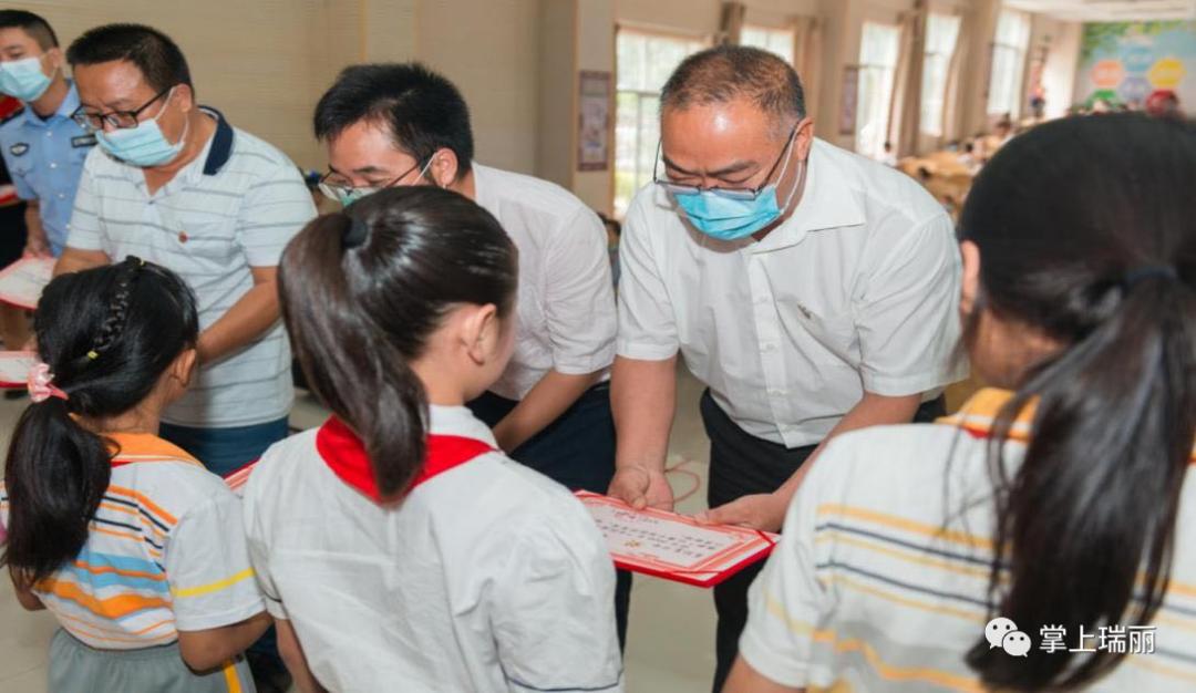 畹町小学举办校园文化艺术节庆"六一"