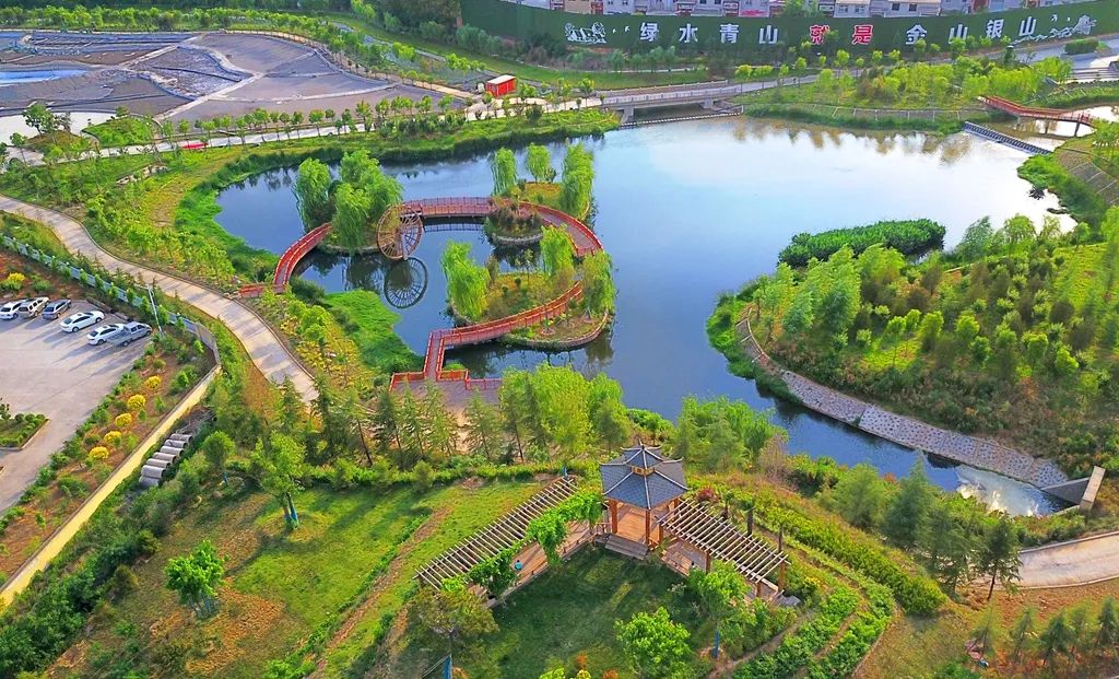 小编想到的是咱孟津的公园 清流潺潺的河道与 九泉水库大坝下游的