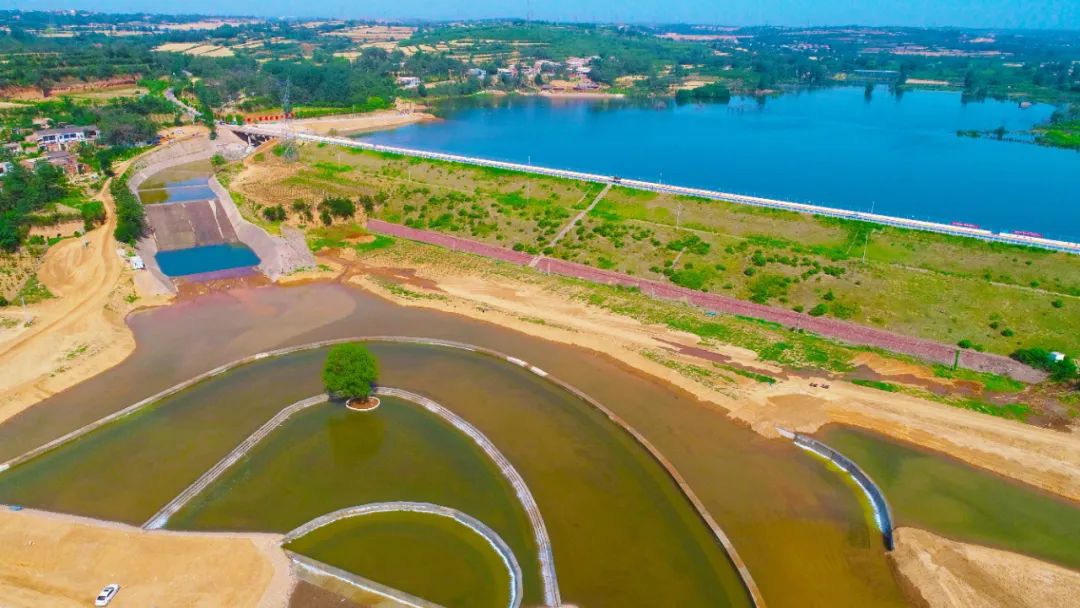 九泉水库人工瀑布群 近年来,该县扎实推进我市"四河同治 三渠联动"