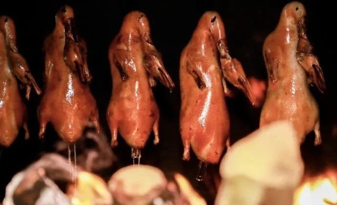 2015年8月,全聚德注资1500万,与重庆狂草科技共同成立鸭哥科技,推出"