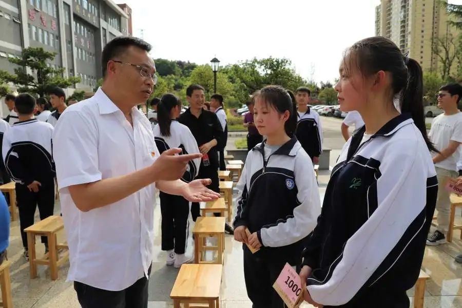 县政协到修文中学开展脱贫攻坚助学活动_澎湃号·媒体_澎湃新闻-the