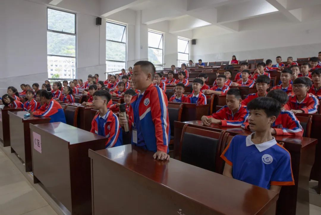六一特辑关爱明天普法先行靖西法院到第六中学开展法制教育课活动