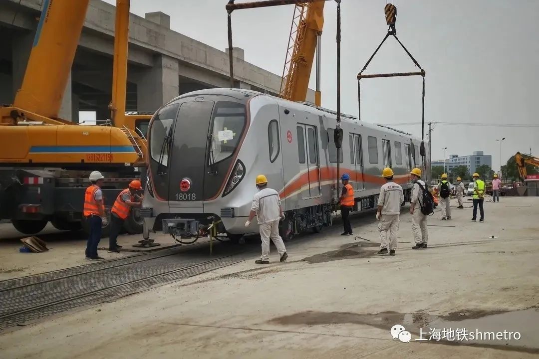 场面壮观18号线新车抵沪来看看现场实况