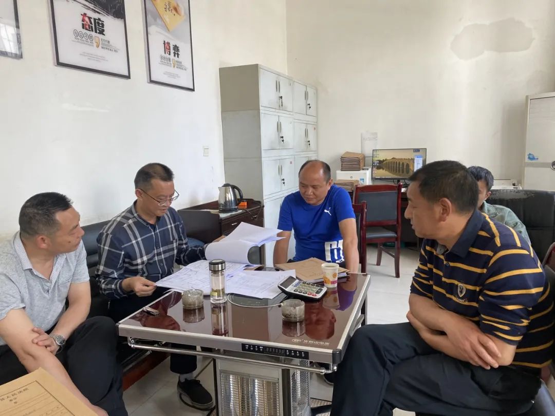 书记,院长戴弋,副院长孙光永,立案庭庭长李忠银一行来到莲峰人民法庭