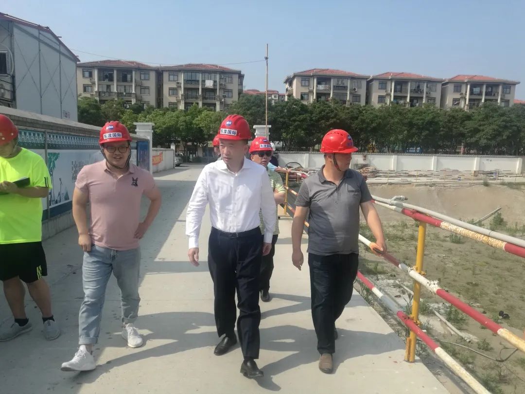 6月2日,市长兴岛开发办副主任蔡潇飞对长兴岛部分在建项目及重点区域