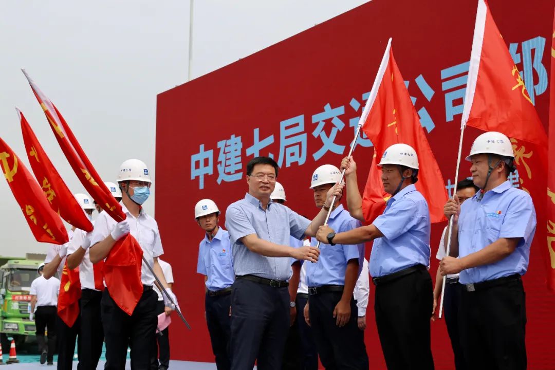 方胜利现场授旗誓师动员会上,方胜利为项目管理团队授"党员突击队"