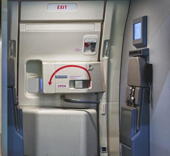 因此每次乘坐飞机特别害怕给人家添麻烦,从来不敢按呼唤铃,等着乘务员