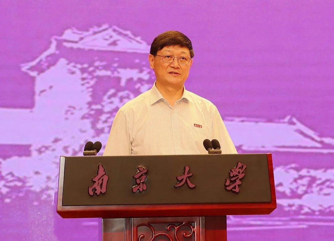 传真我校召开全国两会精神传达报告会