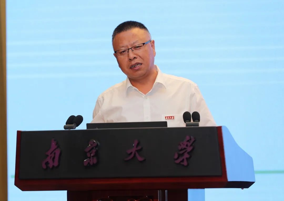 传真我校召开全国两会精神传达报告会