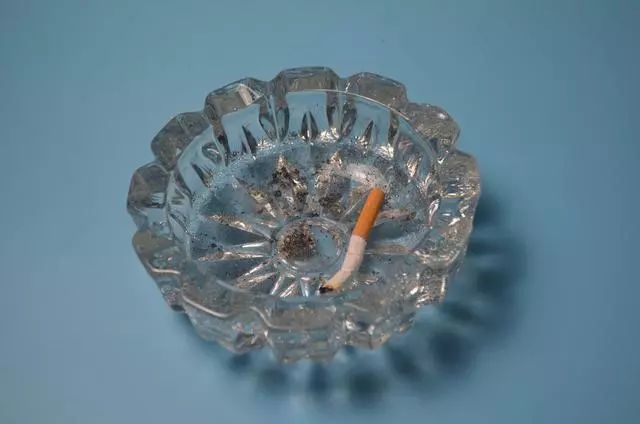 烟灰缸里放一张纸巾,用途真厉害